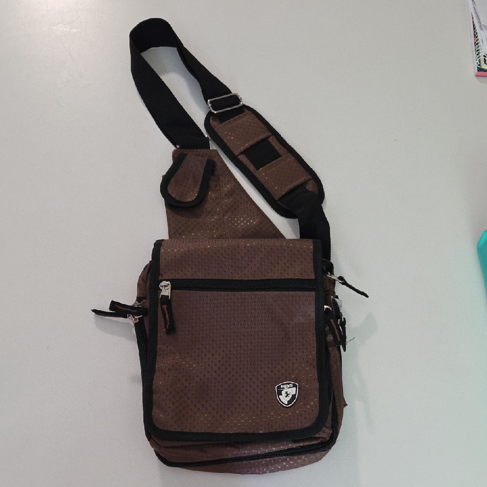 Heys Travelmate Crossbody Sling Bag-
Unisex - Chocolate Brown - NWOT